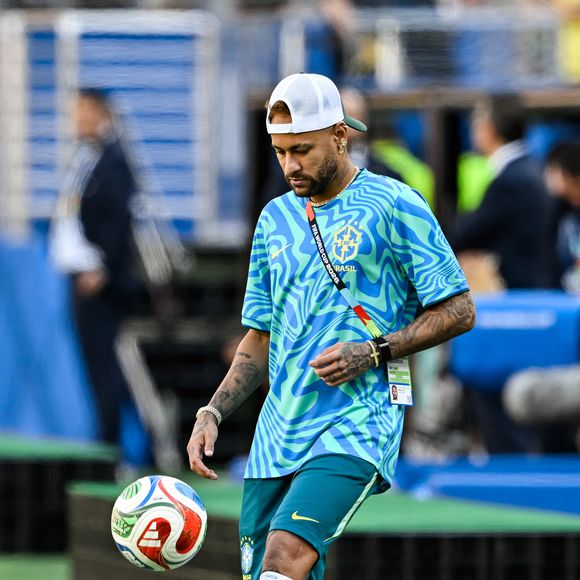 À l'inverse, la tunique portée lors de l'élimination face à la Croatie en 2022 reste pour le capitaine brésilien la pièce la plus douloureuse de cette exposition.

13 juin 2026, East Rutherford (New Jersey, États-Unis) – Neymar, du Brésil, contrôle le ballon avant le match de phase de groupes de la Coupe du monde 2026 entre le Brésil et le Maroc au New York New Jersey Stadium, à East Rutherford, le 13 juin 2026.

(Crédit photo : © Andre Ricardo / Sport Press Photo via ZUMA Press / Bestimage)