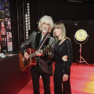 Louis Bertignac et sa femme Laetitia dans les backstages de l'enregistrement de l'émission "300 Choeurs chantent pour les fêtes" à Paris, diffusée le 23 décembre sur France 3.

© Jack Tribeca / Bestimage