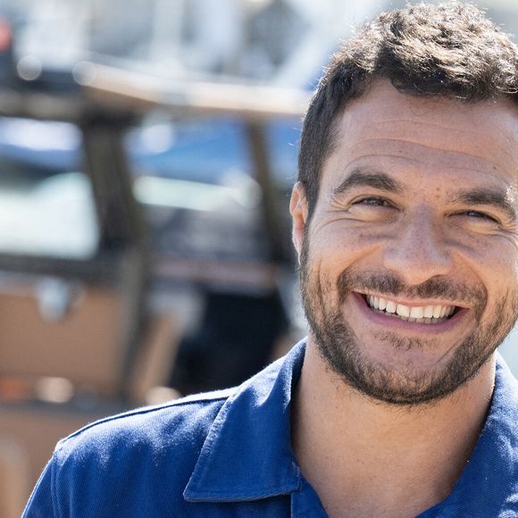Amir se console en ressentant toujours l'aura et la présence de sa maman.

Amir Haddad participe au photocall de La Belle et le Boulanger lors du 27ème Festival de la Fiction de La Rochelle le 17 septembre 2025 à La Rochelle, France.Photo by David NIVIERE/ABACAPRESS.COM