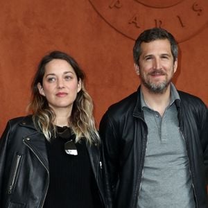 Guillaume Canet et Marion Cotillard ont fait les frais de leur notoriété 
Guillaume Canet et sa compagne Marion Cotillard -   People au village pour la finale hommes lors des internationaux de France de tennis de Roland Garros 2019 à Paris le 9 juin 2019.
© Jacovides - Moreau / Bestimage