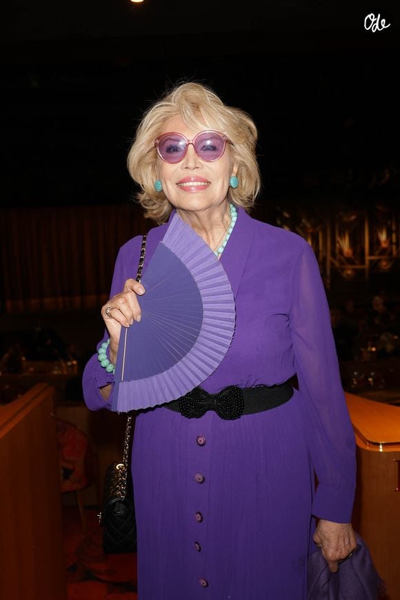 Amanda Lear lors de la générale du spectacle musical "Singin' in the rain" au théâtre du Lido à Paris le 17 septembre 2026. © Coadic Guirec / Bestimage