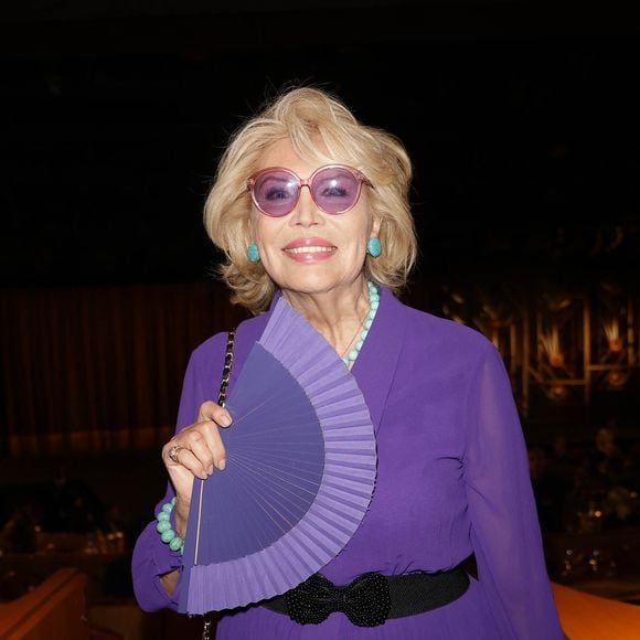 Amanda Lear lors de la générale du spectacle musical "Singin' in the rain" au théâtre du Lido à Paris le 17 septembre 2026. © Coadic Guirec / Bestimage