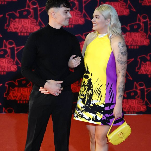 Florian Rossi et sa compagne Louane Emera lors de la 23ème édition des NRJ Music Awards 2021 au Palais des Festivals de Cannes, le 20 novembre 2021.