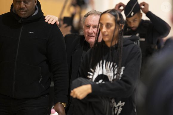 Gérard Depardieu et sa fille Roxane Depardieu à la sortie du procès de Gérard Depardieu pour agressions sexuelles sur deux femmes lors d'un tournage de film en 2021 au tribunal correctionnel de Paris, France, le 25 mars 2025. 

Photo : Pierre Perusseau / Bestimage