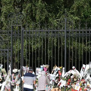 Les hommages se multiplient devant l'entrée de la maison de Alain Delon à Douchy le 22 août 2024. © Agence / Bestimage