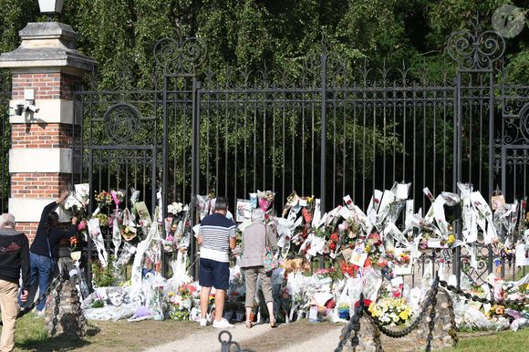 Les hommages se multiplient devant l'entrée de la maison de Alain Delon à Douchy le 22 août 2024. © Agence / Bestimage