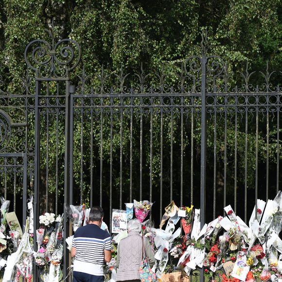 Les hommages se multiplient devant l'entrée de la maison de Alain Delon à Douchy le 22 août 2024. © Agence / Bestimage