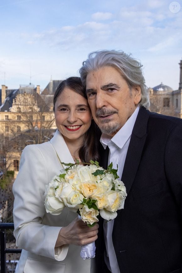 Exclusif - Séance photo dans leur appartement du 7 ème arrondissement avant la cérémonie - Mariage de Serge Lama et Luana Santonino à la mairie du 7ème arrondissement de Paris. Rachida Dati, Maire du 7ème a célébré le mariage.
Paris, le 11 février 2021.
© Cyril Moreau/Bestimage