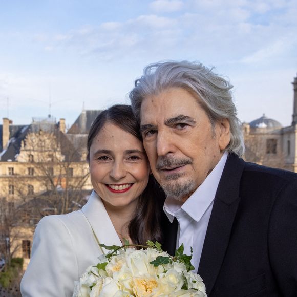 Exclusif - Séance photo dans leur appartement du 7 ème arrondissement avant la cérémonie - Mariage de Serge Lama et Luana Santonino à la mairie du 7ème arrondissement de Paris. Rachida Dati, Maire du 7ème a célébré le mariage.
Paris, le 11 février 2021.
© Cyril Moreau/Bestimage