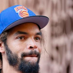 Une aventure sur laquelle le basketteur retraité s'exprime avec beaucoup d'émotions. 

Le basketteur Joakim Noah assiste à l'inauguration d'une nouvelle boutique "Foot Locker" à New York le 30 août 2016.

© Bestimage