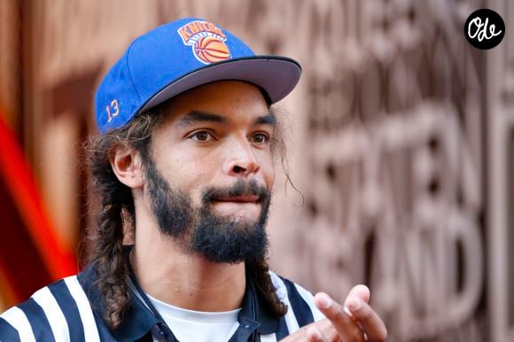 Une aventure sur laquelle le basketteur retraité s'exprime avec beaucoup d'émotions. 

Le basketteur Joakim Noah assiste à l'inauguration d'une nouvelle boutique "Foot Locker" à New York le 30 août 2016.

© Bestimage