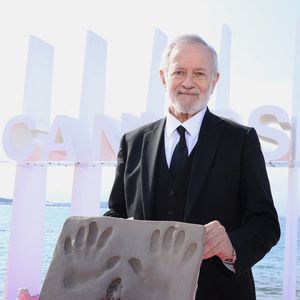 Francis Huster en photocall pour sa prise d'empreintes de mains, sur la plage du Majestic lors de la 9ème édition du festival "CanneSeries" à Cannes, le 28 avril 2026.

© Denis Guignebourg/Bestimage