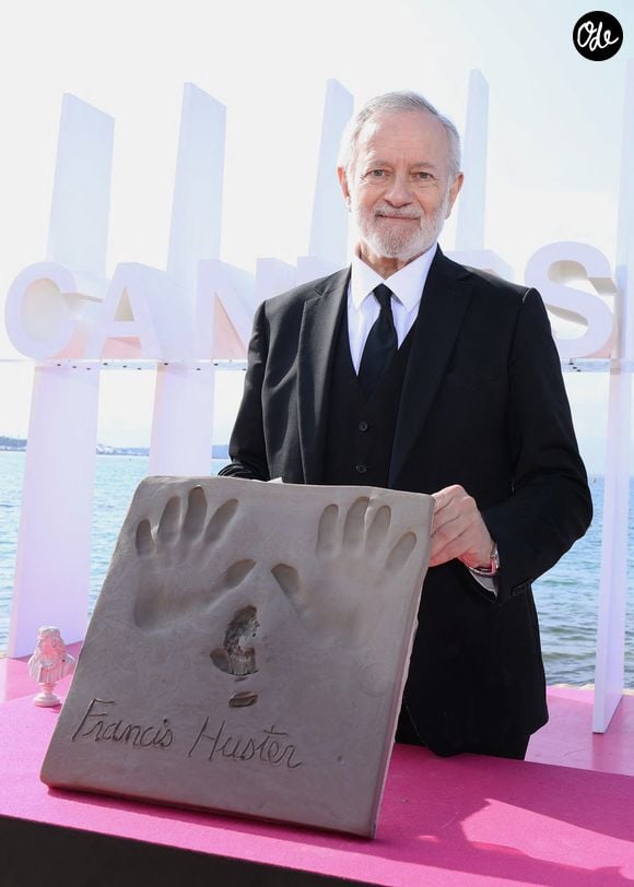 Francis Huster en photocall pour sa prise d'empreintes de mains, sur la plage du Majestic lors de la 9ème édition du festival "CanneSeries" à Cannes, le 28 avril 2026.

© Denis Guignebourg/Bestimage