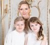 Le Palais princier de Monaco a dévoilé une nouvelle photo de Charlène de Monaco pour la fête des mères.

Charlene de Monaco a pris la pose aux côtés de Jacques et Gabriella pour une occasion spéciale. Capture d'écran Instagram