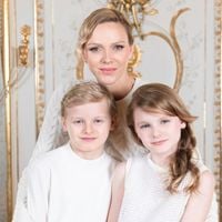 Charlène de Monaco pose avec ses enfants, Jacques et Gabriella , pour une occasion spéciale : leur ressemblance avec leur mère est frappante