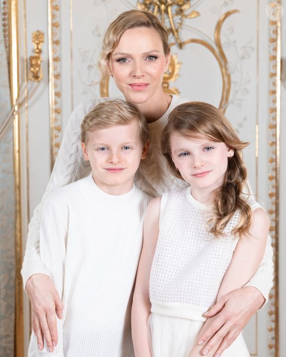 Le Palais princier de Monaco a dévoilé une nouvelle photo de Charlène de Monaco pour la fête des mères.

Charlene de Monaco a pris la pose aux côtés de Jacques et Gabriella pour une occasion spéciale. Capture d'écran Instagram