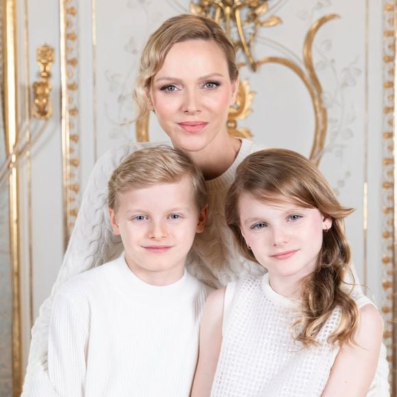 Le Palais princier de Monaco a dévoilé une nouvelle photo de Charlène de Monaco pour la fête des mères.

Charlene de Monaco a pris la pose aux côtés de Jacques et Gabriella pour une occasion spéciale. Capture d'écran Instagram