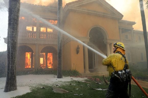 Un incendie côtier en Californie brûle 20 maisons et oblige à des évacuations, à Laguna Niguel, Californie © Ruaridh Stewart/Zuma Press/Bestimage