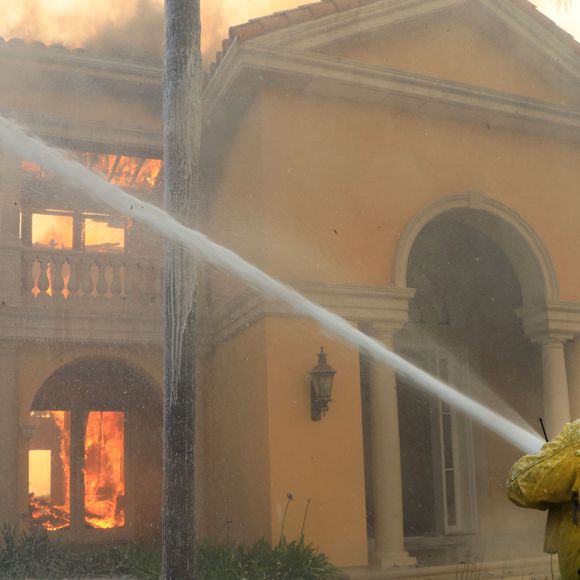 Un incendie côtier en Californie brûle 20 maisons et oblige à des évacuations, à Laguna Niguel, Californie © Ruaridh Stewart/Zuma Press/Bestimage