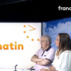 Flavie Flamant face à Dominique Besnehard sur le plateau de "Télématin" ce lundi 30 juin 2025. Capture d'écran France 2.