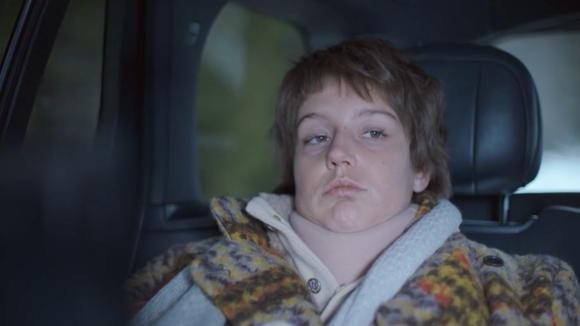 Adèle Exarchopoulos apparaît totalement changée dans "L'accident du piano", le nouveau film de Quentin Dupieux. Capture d'écran YouTube Allociné