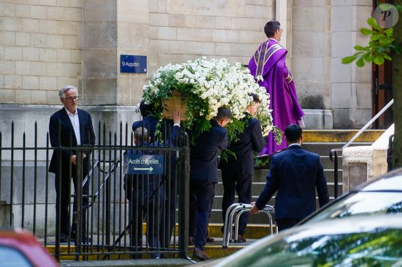 Exclusif - Arrivée du cercueil du défunt - Arrivées aux obsèques de Francis Giacobetti à la chapelle Saint Pierre de Neuilly-sur-Seine, France, le 12 juin 2025. © Christophe Clovis/Bestimage