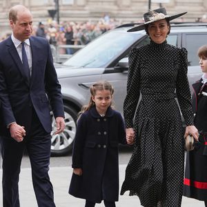Le prince William, duc de Cambridge, et Catherine (Kate) Middleton, duchesse de Cambridge, avec leurs enfants, le prince George de Cambridge et la princesse Charlotte de Cambridge lors du service d'action de grâce en hommage au prince Philip, duc d'Edimbourg, à l'abbaye de Westminster à Londres © Julien Burton/Bestimage 