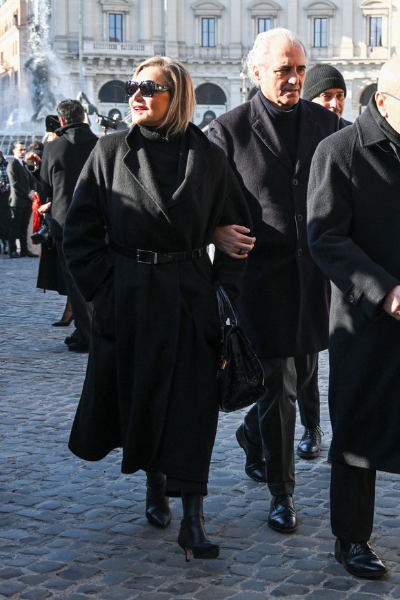 Rome, Italie : Rome, décès de Valentino Garavani - Funérailles dans la Basilique de Santa Maria degli Angeli e dei Martiri - Sur la photo : Simona Ventura et son mari Giovanni Terzi : Simona Ventura et son mari Giovanni Terzi (Image de crédit : © Maurizio D'Avanzo/IPA via ZUMA Press)