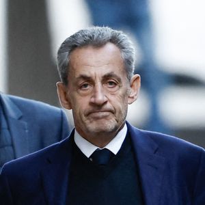 Nicolas Sarkozy, accompagné de sa femme Carla Bruni, sort de son domicile pour être incarcéré à la prison de La Santé à Paris. © JACOVIDES-MOREAU / BESTIMAGE