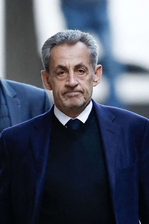 Nicolas Sarkozy, accompagné de sa femme Carla Bruni, sort de son domicile pour être incarcéré à la prison de La Santé à Paris. © JACOVIDES-MOREAU / BESTIMAGE