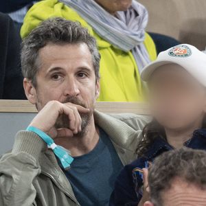 Guillaume Canet et sa fille Louise dans les tribunes lors des Internationaux de France de Tennis de Roland Garros 2025, à Paris, France, le 5 juin 2025. © Jacovides-Moreau/Bestimage