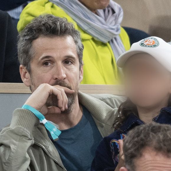 Guillaume Canet et sa fille Louise dans les tribunes lors des Internationaux de France de Tennis de Roland Garros 2025, à Paris, France, le 5 juin 2025. © Jacovides-Moreau/Bestimage
