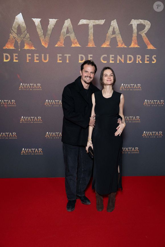 Le chef cuisinier colombien Juan Arbelaez et sa compagne Cassandre Verdier assistent à la première européenne d'"Avatar : Fire And Ash" le 5 décembre 2025 à la Seine Musicale à Boulogne-Billancourt, près de Paris, France. Photo by Alexis Jumeau/ABACAPRESS.COM