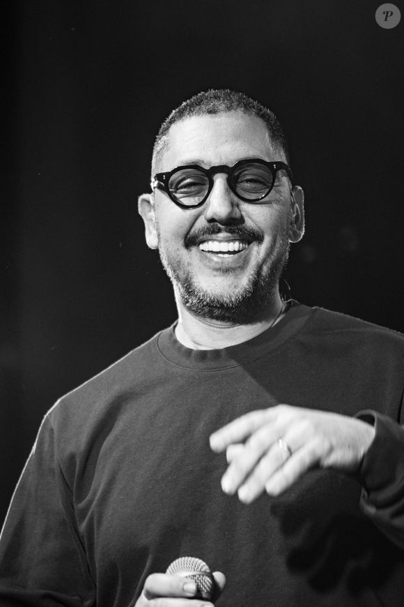 Il s'agit de K. Maro, son ancien producteur, qui a lancé sa carrière. 

K-Maro au Concert de la Foire de Lyon le 8 avril 2025 

© Cyril Lestage / PsnewZ / Bestimage