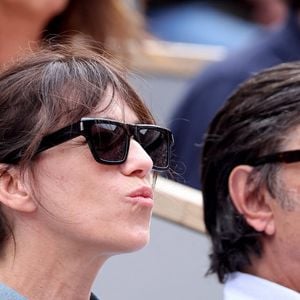 Yvan Attal et sa compagne Charlotte Gainsbourg - Célébrités en tribunes des Internationaux de France de tennis de Roland Garros 2023 à Paris le 11 juin 2023. © Jacovides-Moreau/Bestimage