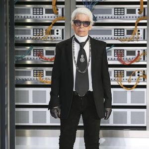 À tel point que ses huit héritiers toucheront bien moins qu'annoncé initialement.

Le créateur allemand Karl Lagerfeld sur le podium lors du défilé Chanel dans le cadre de la semaine de la mode de Paris Prêt à porter printemps/été 2017, le 4 octobre 2016 à Paris, France. Photo Alain Gil Gonzalez /ABACAPRESS.COM