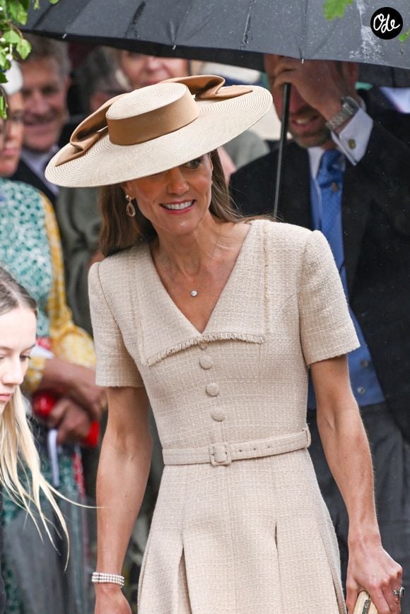 La femme du prince William avait choisi Roland Mouret

Kate Middleton pour le mariage royal de Peter Phillips et Harriet Sperling à l'église All Saints' Church de Kemble le 6 juin 2026. Photo : Backgrid UK/ Bestimage