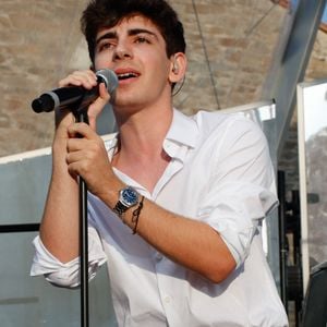 Exclusif - Léon Hesby, le fils de Patrick Bruel, se produit pour la première fois sur scène en France, au festival des Sables-d'Olonne, le 26 juin 2026. En première partie de Marine Delplace, gagnante de la Star Academy (S12), le jeune musicien de 20 ans a chanté un titre en anglais, remportant un franc succès, sous le regard de sa mère, Amanda Sthers. © Noël Carrier / Bestimage