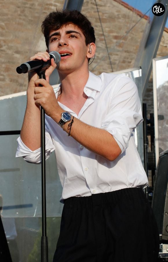 Exclusif - Léon Hesby, le fils de Patrick Bruel, se produit pour la première fois sur scène en France, au festival des Sables-d'Olonne, le 26 juin 2026. En première partie de Marine Delplace, gagnante de la Star Academy (S12), le jeune musicien de 20 ans a chanté un titre en anglais, remportant un franc succès, sous le regard de sa mère, Amanda Sthers. © Noël Carrier / Bestimage