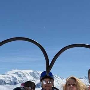 Soulagée d'être rentrée en Picardie avec sa tribu, Elodie Gossuin adresse ses remerciements à ses proches et à ses fans pour leur soutien 
Elodie Gossuin et ses enfants en vacances au ski, photo tirée d'Instagram