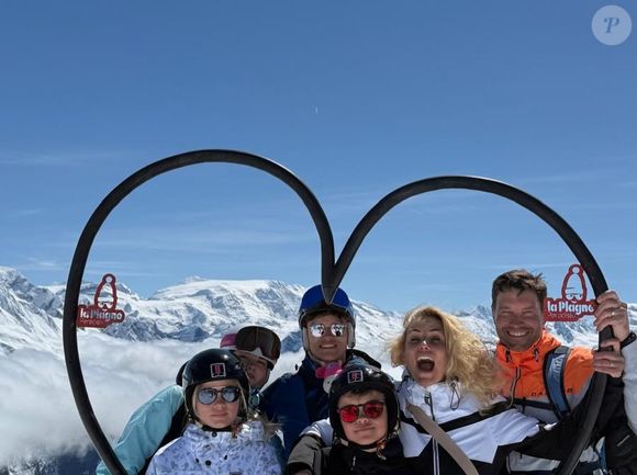 Soulagée d'être rentrée en Picardie avec sa tribu, Elodie Gossuin adresse ses remerciements à ses proches et à ses fans pour leur soutien 
Elodie Gossuin et ses enfants en vacances au ski, photo tirée d'Instagram