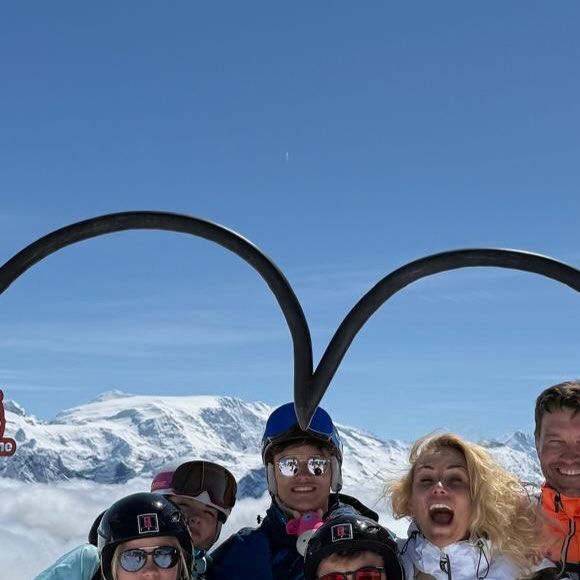 Soulagée d'être rentrée en Picardie avec sa tribu, Elodie Gossuin adresse ses remerciements à ses proches et à ses fans pour leur soutien 
Elodie Gossuin et ses enfants en vacances au ski, photo tirée d'Instagram