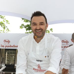 La nouvelle équipe de la saison 15 de "Le Meilleur Pâtissier" - Les Chefs à Saint-Tropez fêtent les producteurs 2025 - Inauguration de la 5e édition,  les Chefs et les producteurs se retrouvent sur la place des Lices à Saint-Tropez, le 3 mai 2025. Le chef Cyril Lignac. ©Jean-Marc Lhomer / Bestimage.