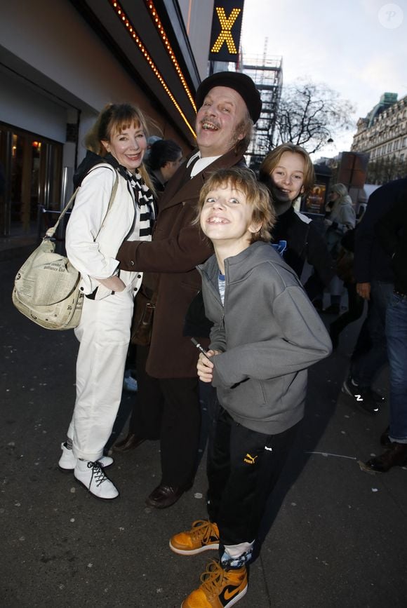 Exclusif - Philippe Katerine, Julie Depardieu et leurs enfants -  Arrivées à la première du film Astérix et Obélix "L'Empire du Milieu" au cinéma Le Grand Rex à Paris le 15 janvier 2023.
