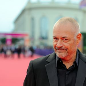 On lui doit le succès incontournable du Fabuleux destin d'Amélie Poulain, ainsi qu'Un long dimanche de fiançailles. 

Jean-Pierre Jeunet lors de la cérémonie d'ouverture du 45ème Festival du Cinéma Américain de Deauville, le 6 septembre 2019.
