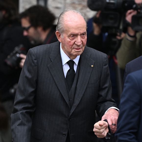Autre invité remarqué : l’ancien roi d’Espagne Juan Carlos Ier, qui partageait une amitié de longue date avec l’Aga Khan IV.

Juan Carlos I (le roi Juan Carlos) Ancien roi d'Espagne - Funérailles de l'Aga Khan à Lisbonne le 8 février 2025. Photo de Bestimage
