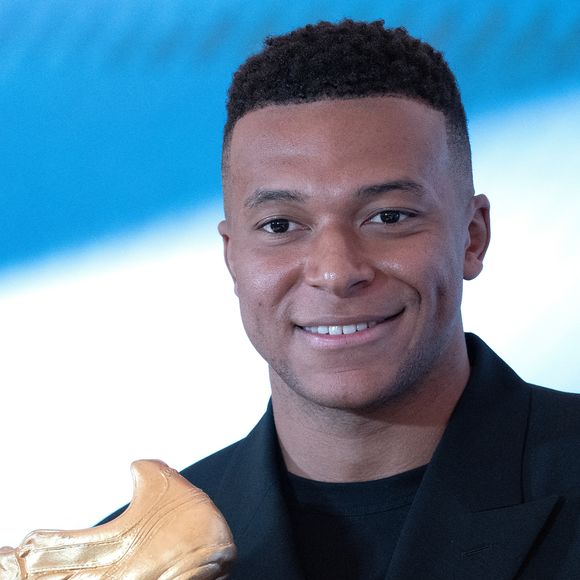 S'agit-il toutefois d'un malentendu ?

Kylian Mbappé reçoit le Soulier d'Or 2024-2025 au stade Santiago Bernabéu. © Yasky Lalo/Bestimage