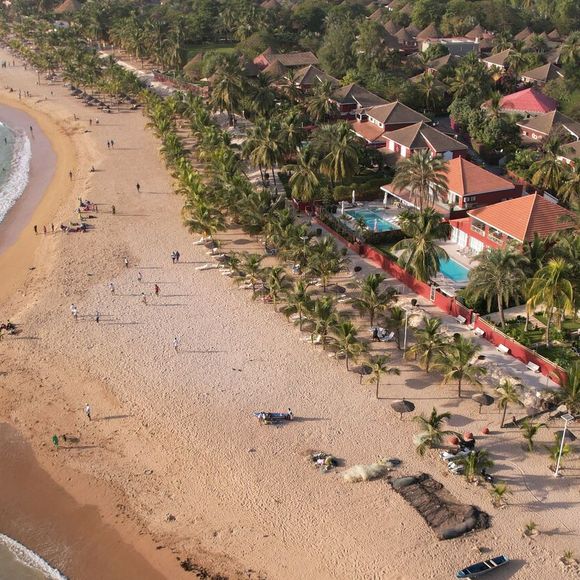 Une photo aérienne prise par un drone le 12 janvier 2025 montre une vue de la station balnéaire de Saly, à environ 80 kilomètres au sud de Dakar, au Sénégal. Saly est une station balnéaire populaire au Sénégal qui est connue pour ses plages de sable doré, son climat chaud, et une variété d'activités nautiques. Photo par Xinhua/ABACAPRESS.COM/Si Yuan)