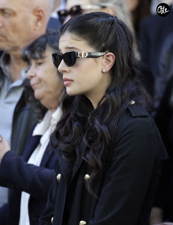 Cylia Chasman, une des filles de la défunte - Sortie des obsèques de Nadia Farès en l'église Saint-Jean-de-Montmartre à Paris, le 24 avril 2026. N.Farès est décédée le 17 avril 2026 quelques jours après un "incident cardiaque" survenu le 12 avril 2026 dans la piscine du complexe sportif, Blanche (9ème).