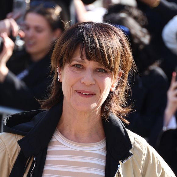 Il y a quelques années, Marina Foïs s'est installée dans le 19ème arrondissement de la capitale. 

Marina Foïs aux arrivées au défilé Rabanne lors de la Fashion Week de Paris (PFW) au siège de l'Unesco, à Paris, France. © Denis Guignebourg/Bestimage